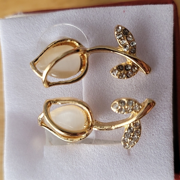 Earrings stud gold tone tulips - Picture 2 of 3